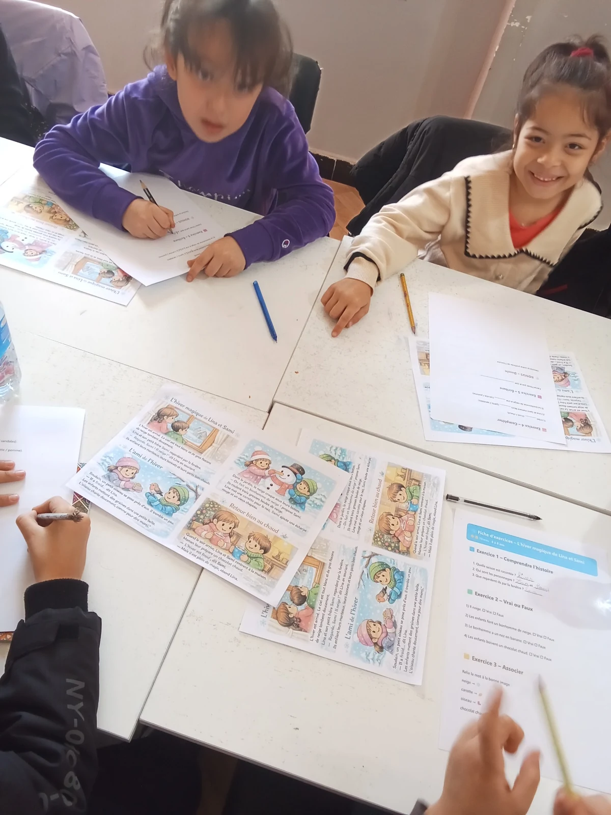 Enfants réalisant une activité pédagogique ludique à PLC Creative Kids Academy