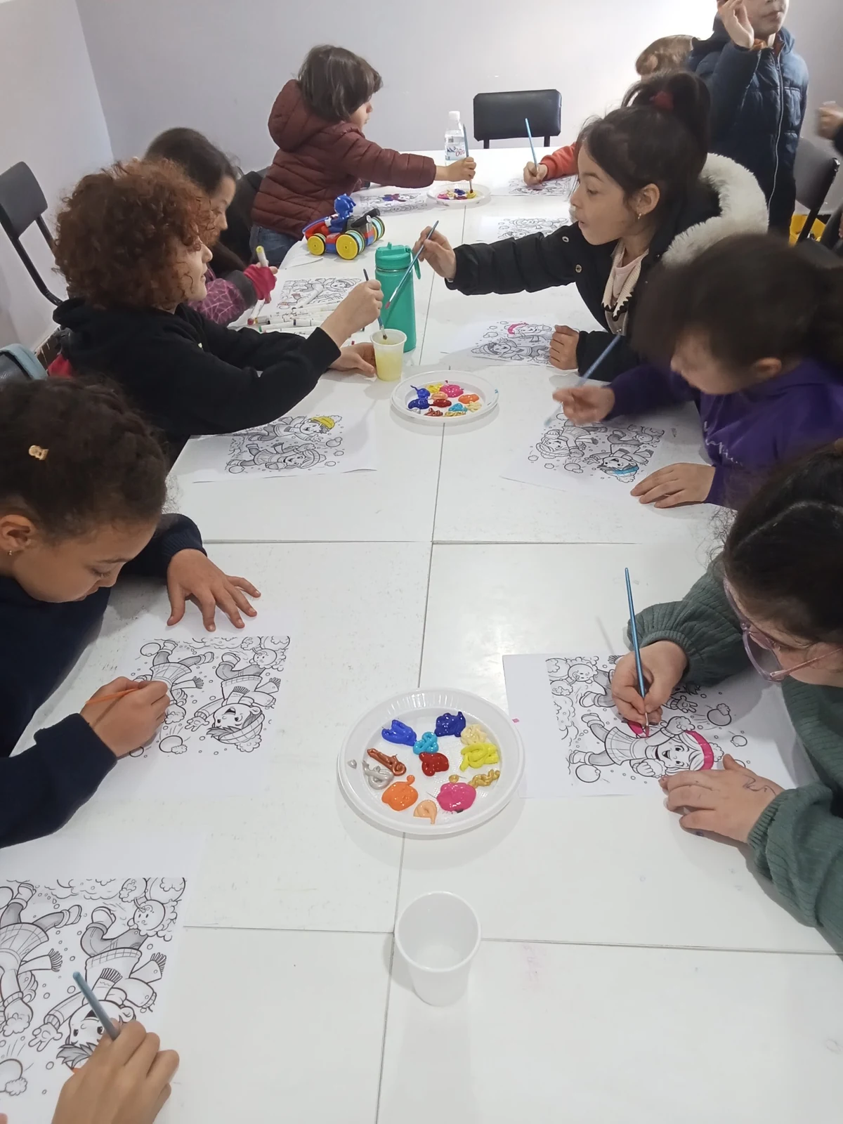 Enfants de PLC Creative Kids Academy participant à un atelier de peinture et de créativité
