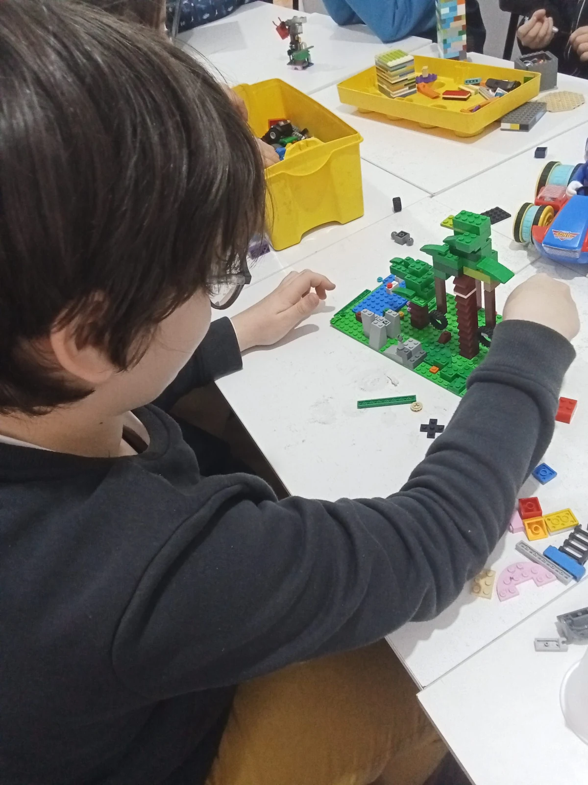 Enfant construisant une création LEGO pendant un atelier PLC