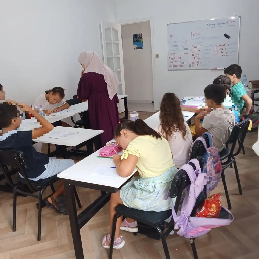 Cours d'anglais en petit groupe avec l'encadrante