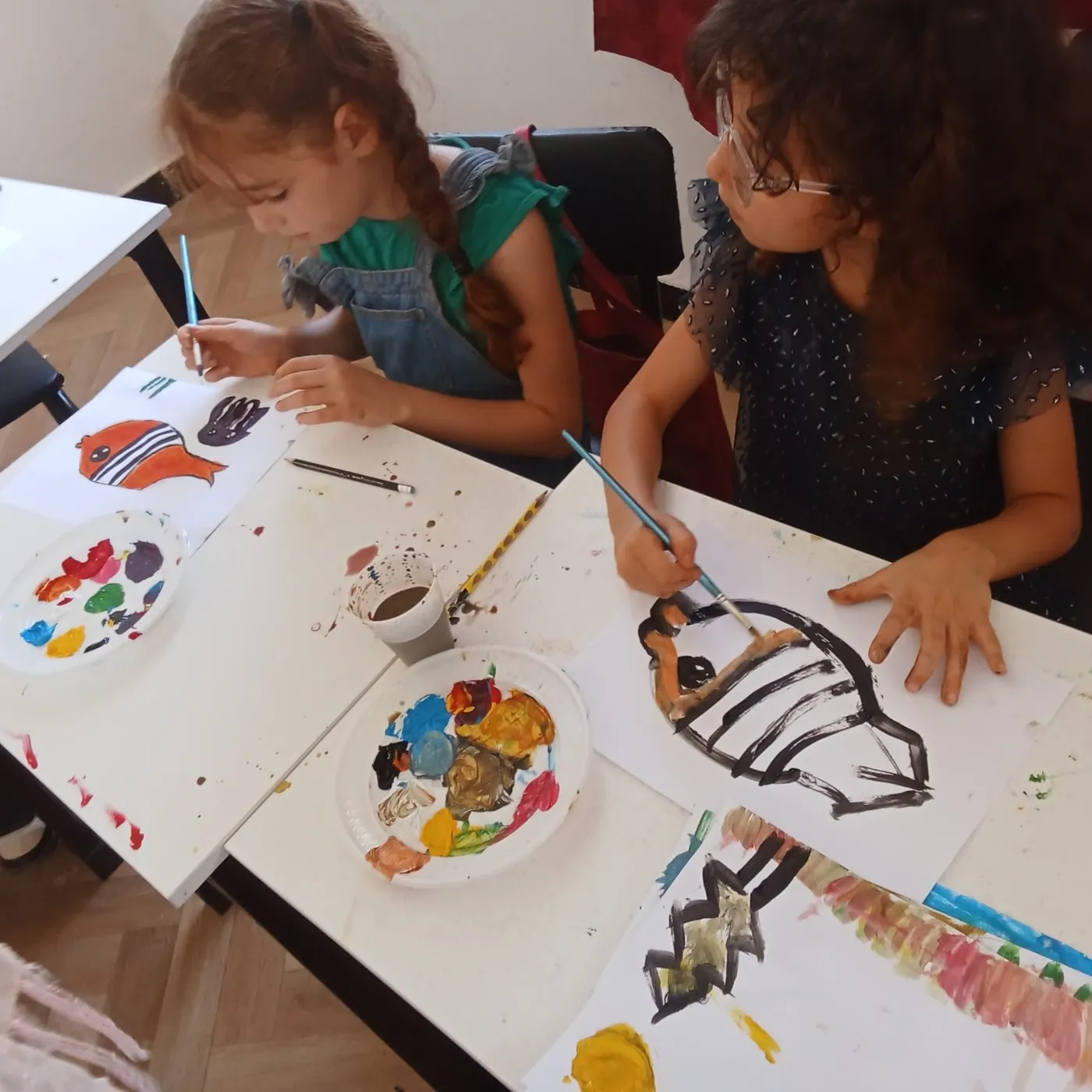 Deux enfants pendant un atelier de peinture