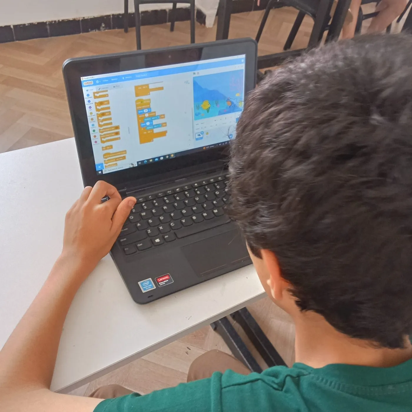 Enfant utilisant Scratch sur un ordinateur portable