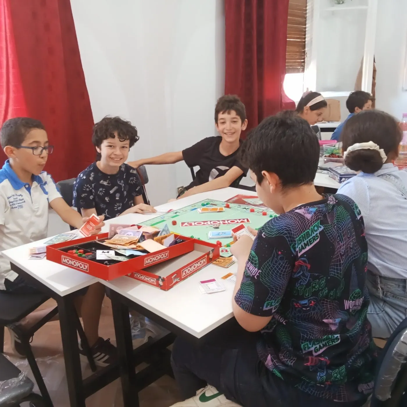 Enfants jouant au Monopoly pendant une activité ludique