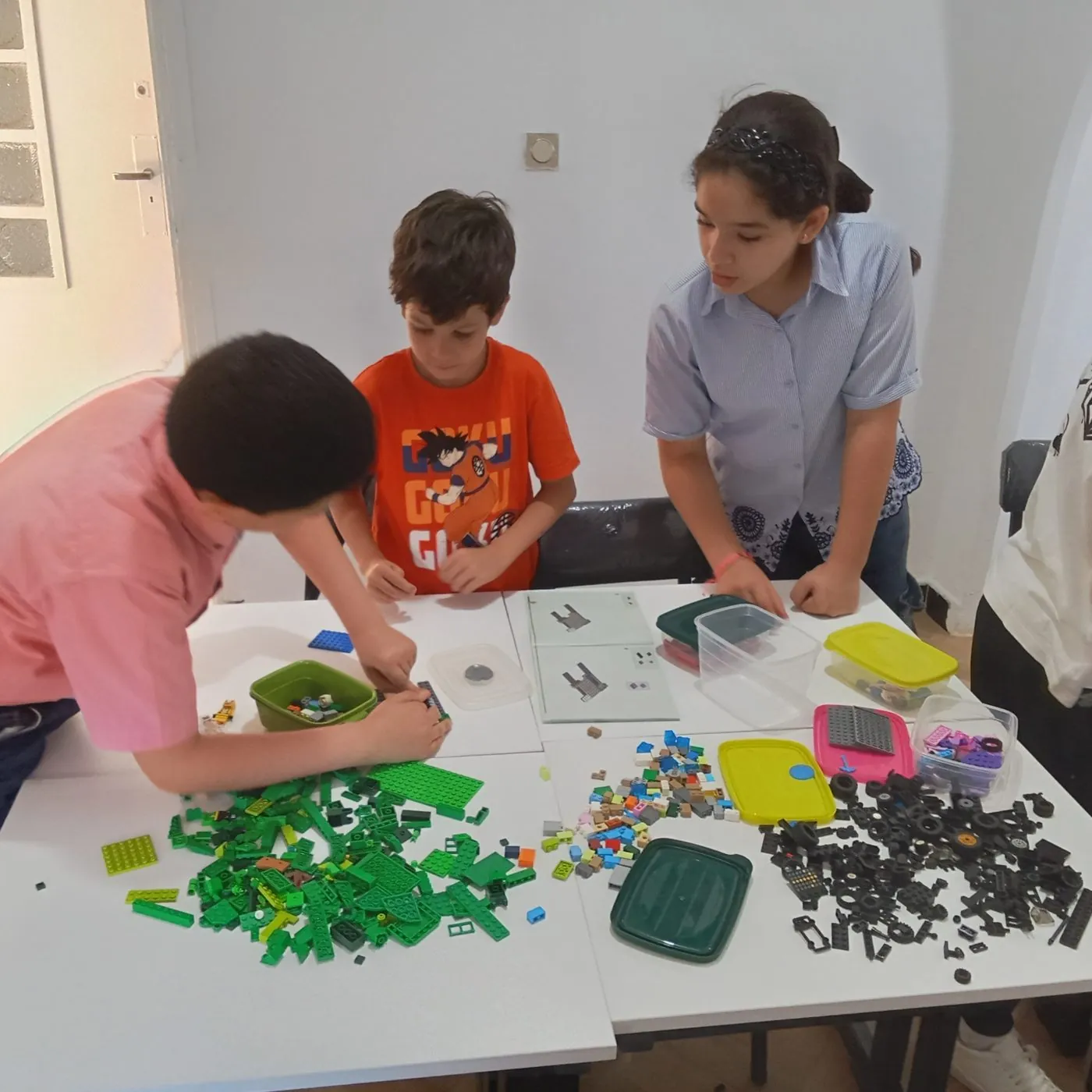 Enfants participant à un atelier de construction créative