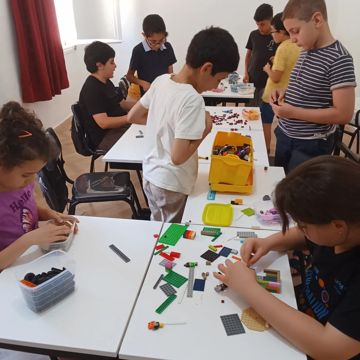 Groupe d’enfants pendant un atelier de construction