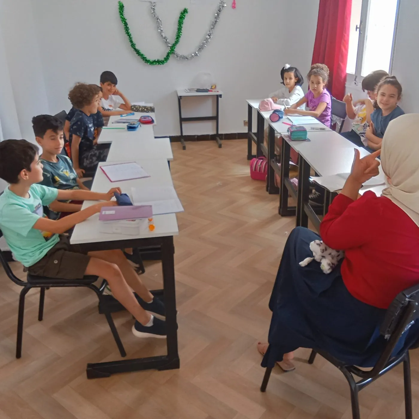Groupe d’enfants échangeant avec une encadrante