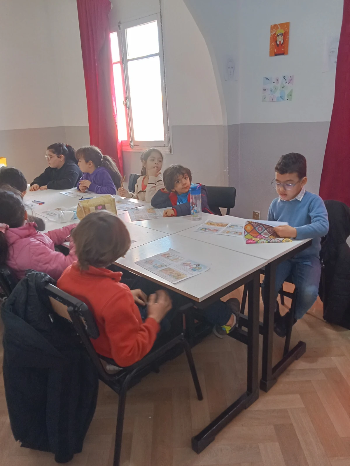 Enfants de PLC travaillant ensemble autour d’une table dans un petit groupe